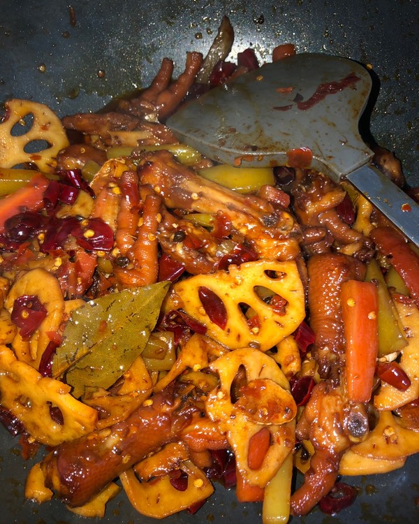 鲜辣椒,菜谱,鸡掌,鸭翅,干芝麻,香叶,白腊肉,小茴香,蒜,姜,芦笋,辣椒饭店鸭掌黎蒿炒土豆图片