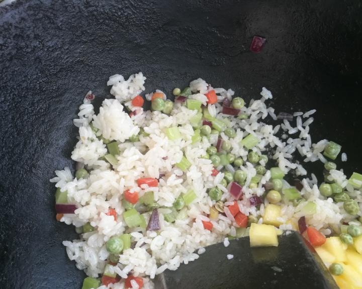 时蔬菠萝炒饭
