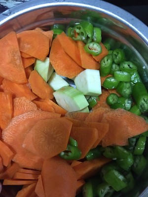 胡萝卜炒牛肉丸 霹雳乱炒,碰撞美味 简单随心做的做法 步骤1