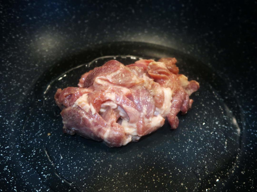 快手午餐便当饭盒——黄瓜炒肉和圆葱油皮