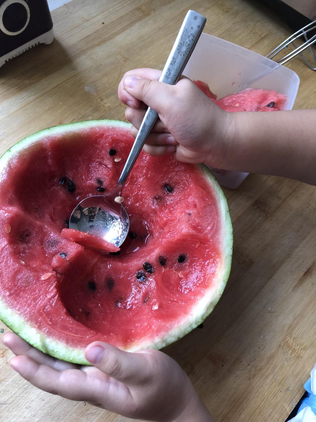 把西瓜挖出来