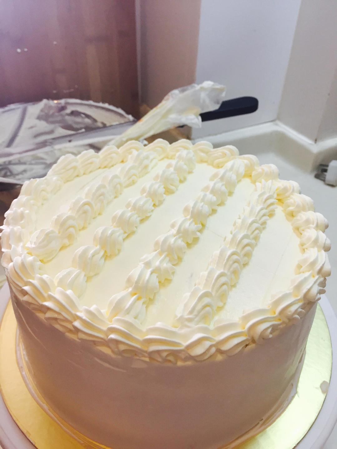 【生日蛋糕教程【威化饼干围边】的做法步骤图】坠入海的星-制作