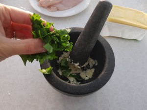 蒜蓉黄油鸡胸卷 chicken Kiev 乌克兰基辅鸡肉的做法 步骤3