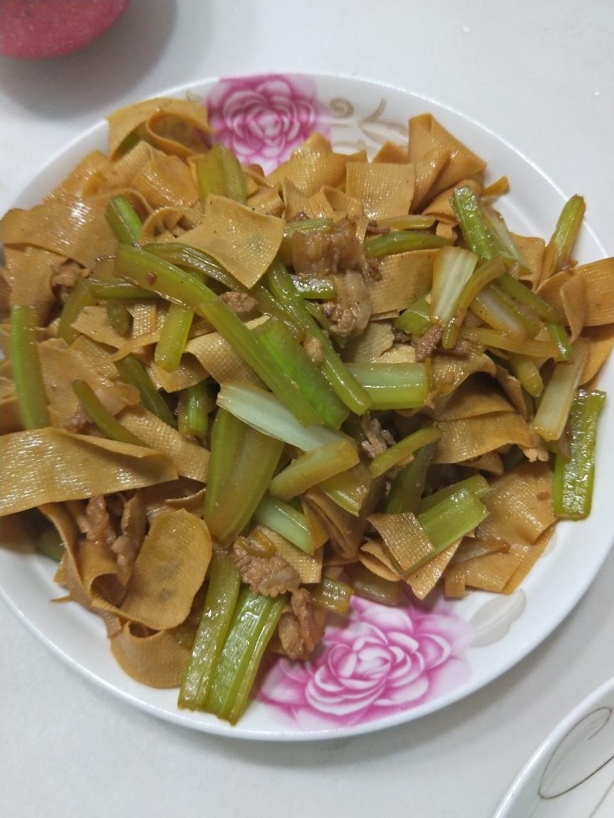 豆皮芹菜炒肉