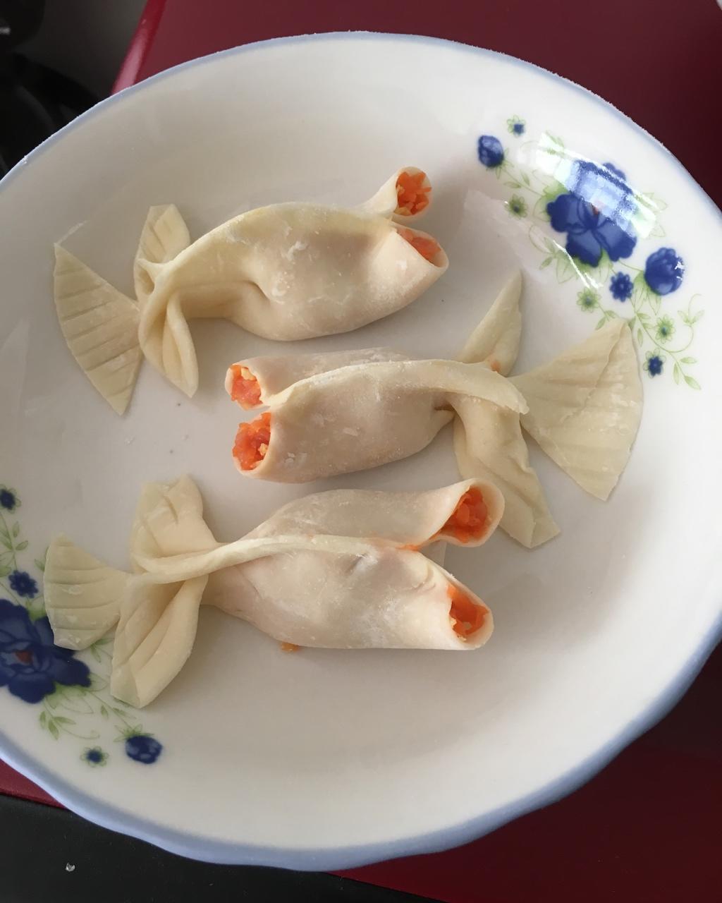 做的金鱼饺  饺子皮,猪肉末{4肥6瘦},胡萝卜,火腿肠{切细},姜,泡发