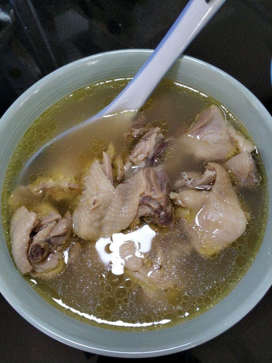加宝麻麻小袁袁做的当归黄芪红枣炖乌鸡汤