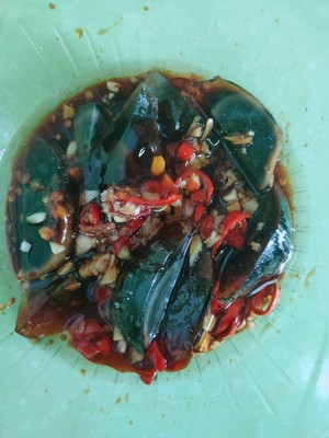 凉拌皮蛋的做法 步骤2