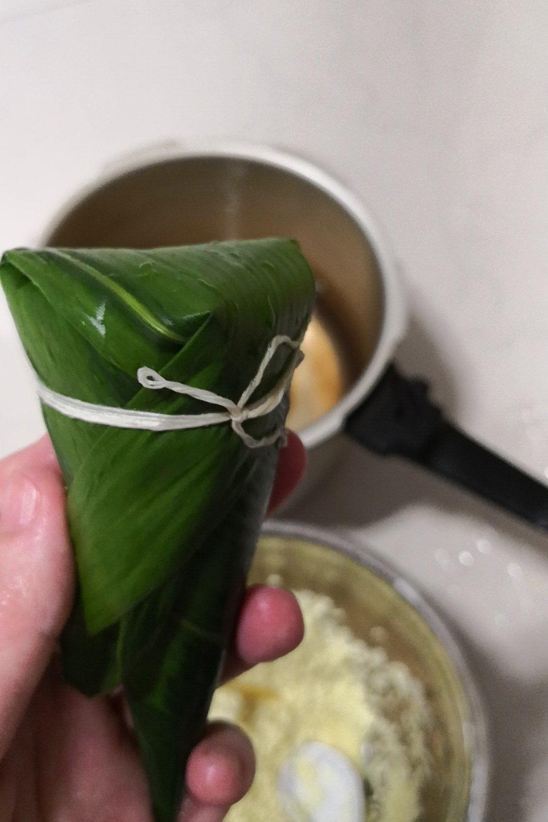 可可晓厨做的传统三角粽包法教程