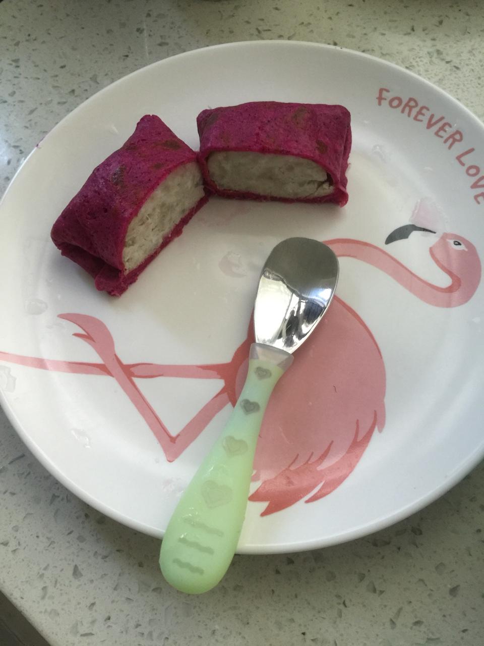 哈喽奥特曼做的宝宝辅食红心火龙果班戟用红心火龙果做薄饼用红薯和