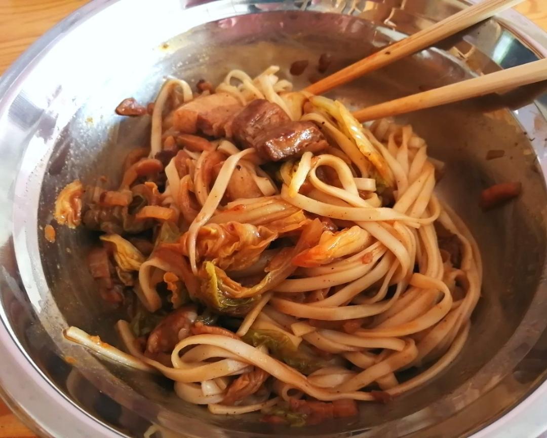 辣白菜五花肉拌面