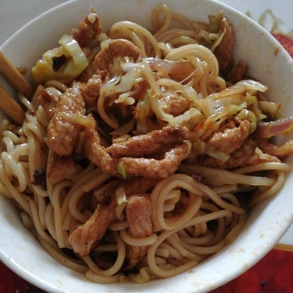 面条 肉丝炒面 绵绵的远道做的肉丝炒面 赞 里脊肉,圆白菜,洋葱,生抽