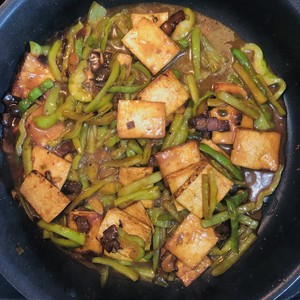 无敌下饭!青椒腊肉酱爆豆腐的做法 步骤4