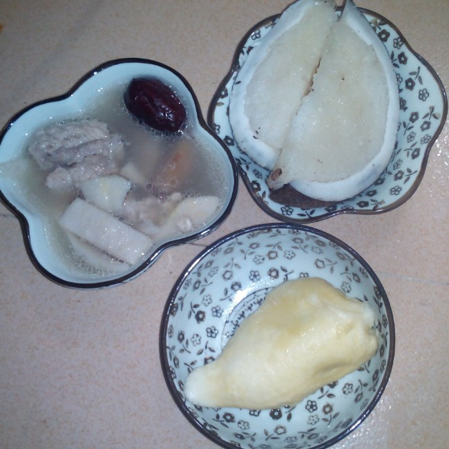 慕梓瑜做的榴莲壳排骨汤