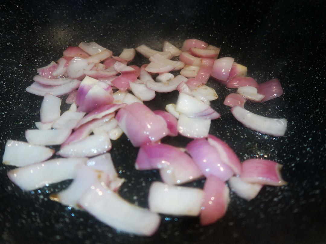 快手午餐便当饭盒——黄瓜炒肉和圆葱油皮