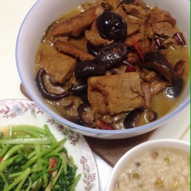 米妮大不点做的香菇烧冻豆腐