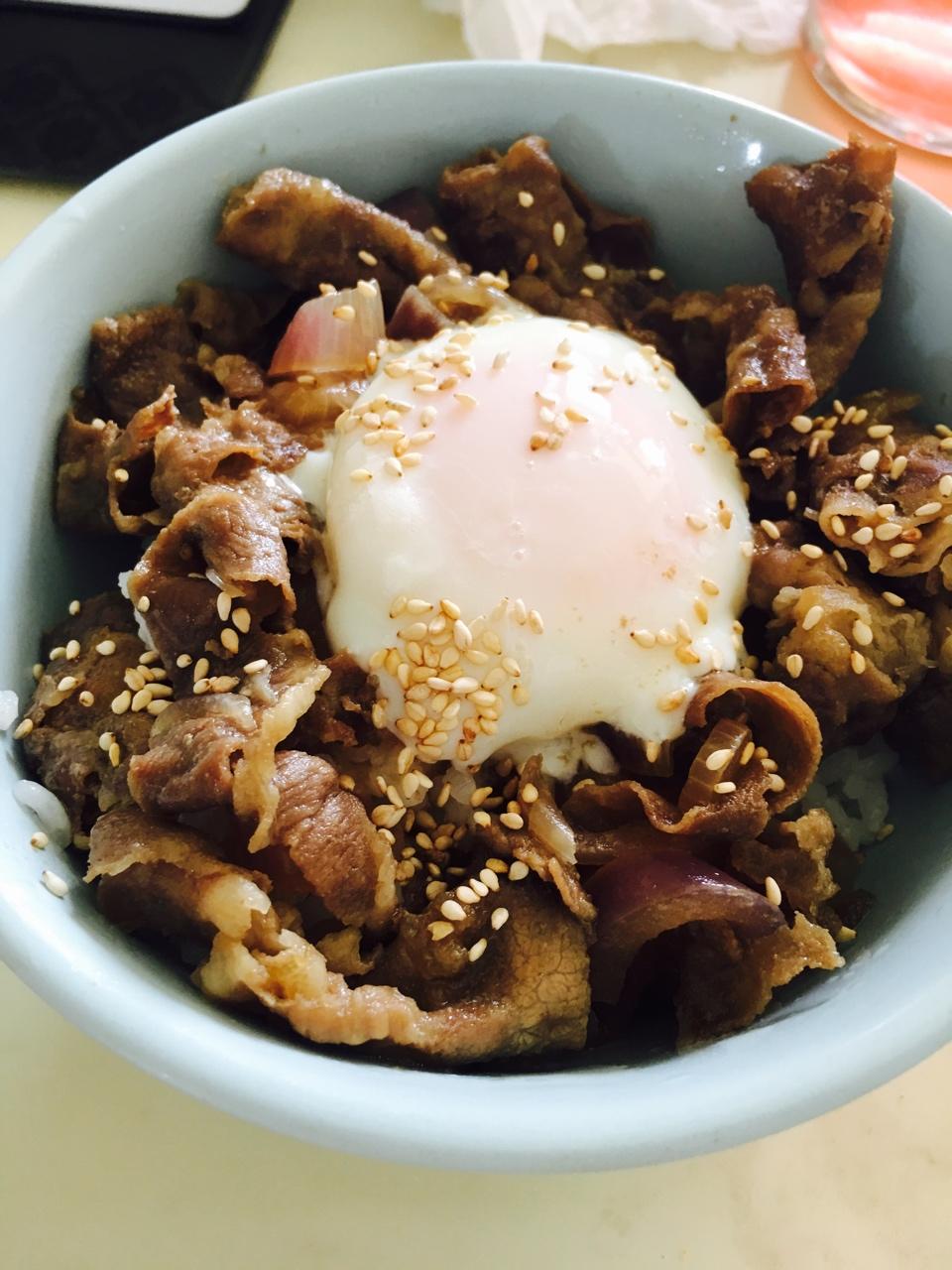 叶子家大猫做的牛丼温泉卵入り(日式温泉蛋牛肉饭)