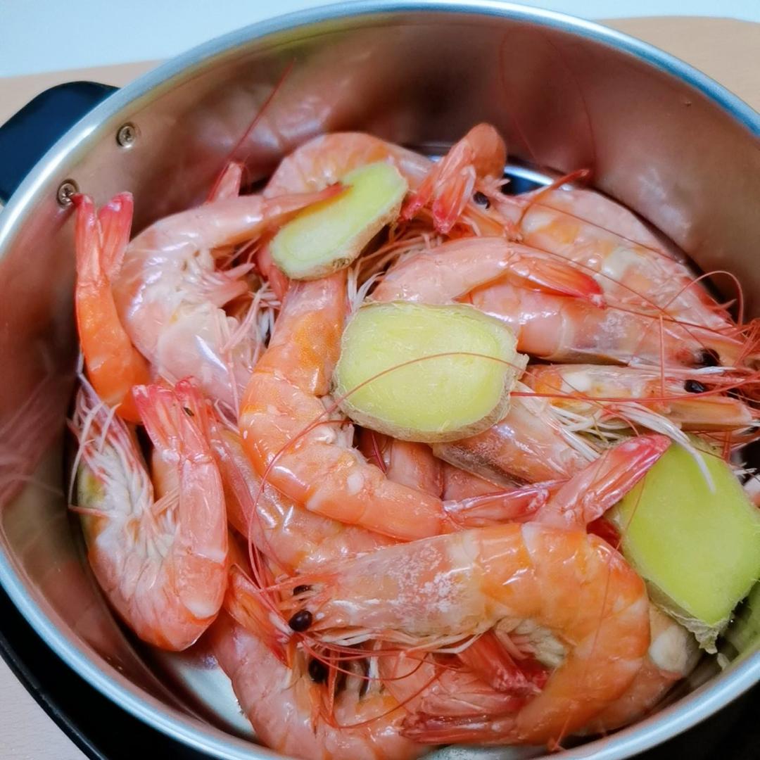 一屋三餐两人做的清蒸虾