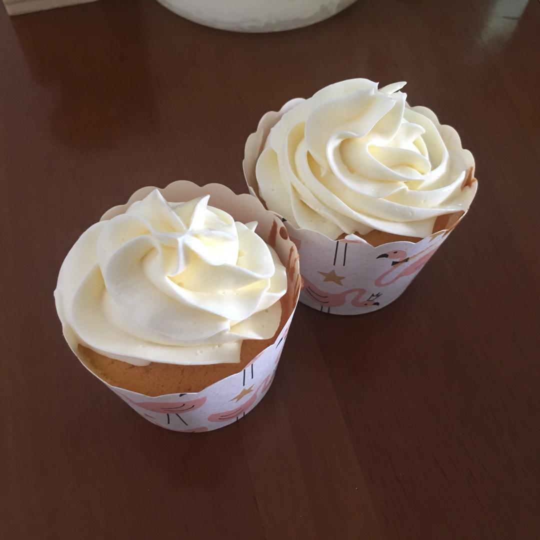 sinnwan做的原味海绵纸杯蛋糕(非常适合裱花,盖糖皮的cupcake方子)