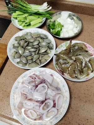 简单粗暴的海鲜大杂烩的做法 步骤1