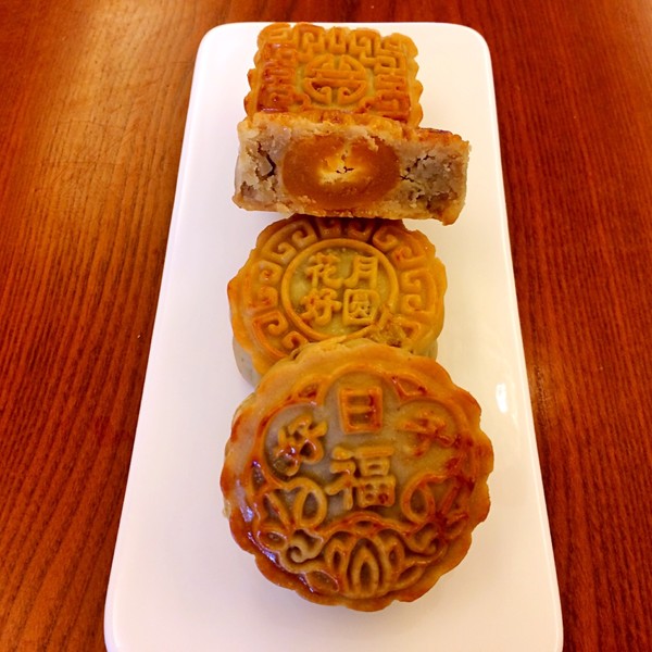 戏水顽童做的广式月饼—蛋黄莲蓉月饼