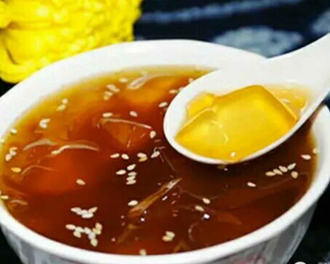 浇上自家熬制并镇凉了的红糖水, 放入玫瑰糖,芝麻等, 即制成木瓜水