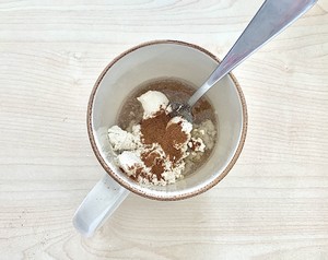 两分钟就能做好的健康马克杯蛋糕的做法 步骤5