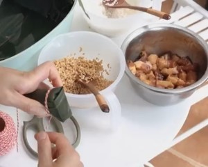 牛角小粽子包法视频详解---白粽&鲜肉粽的做法 步骤6