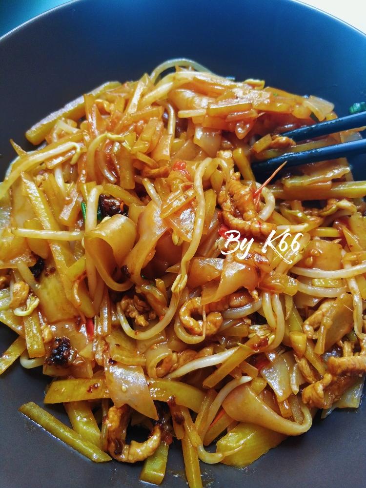 酸辣肉丝豆芽土豆炒河粉