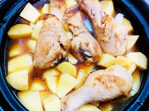 土豆鸡腿砂锅煲的做法 步骤10
