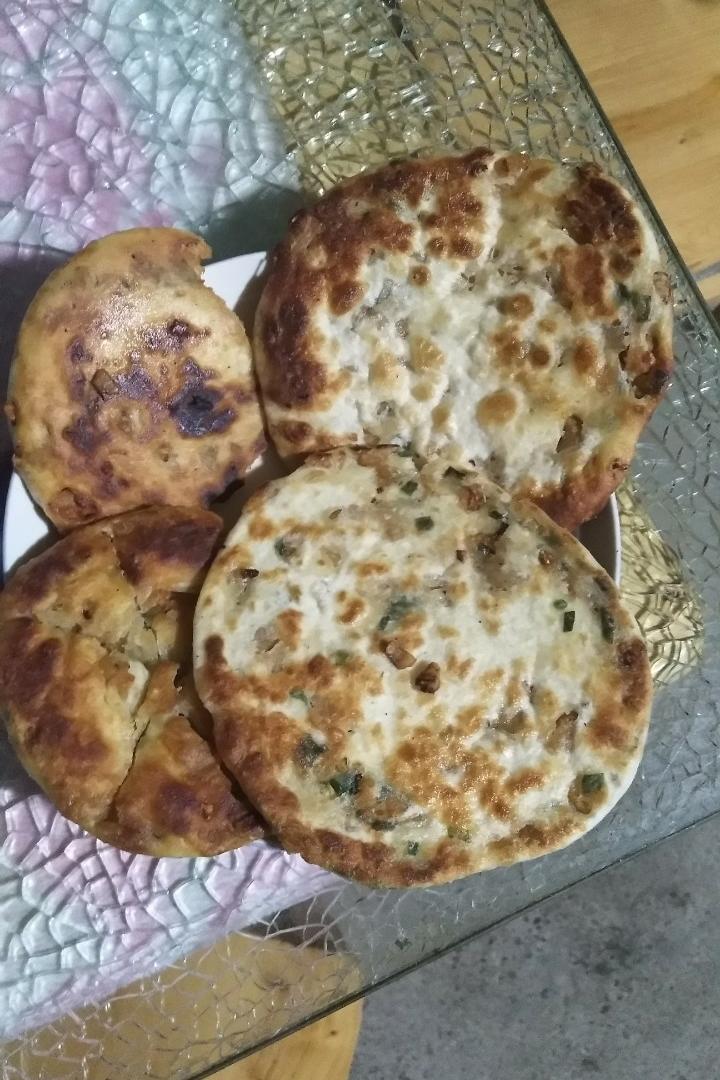 饼 煎个饼,一下说没熟,一下说太厚,反复煎,终于可以吃了 赞 猪油渣