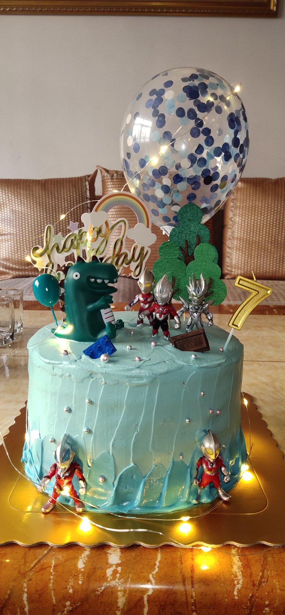 微凉浅挚做的奥特曼生日蛋糕