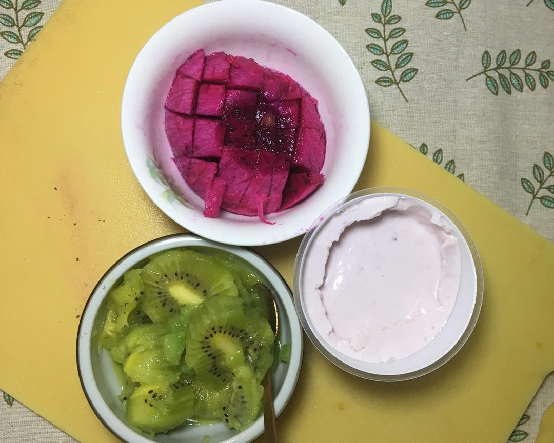 红心火龙果奇异果酸奶饮