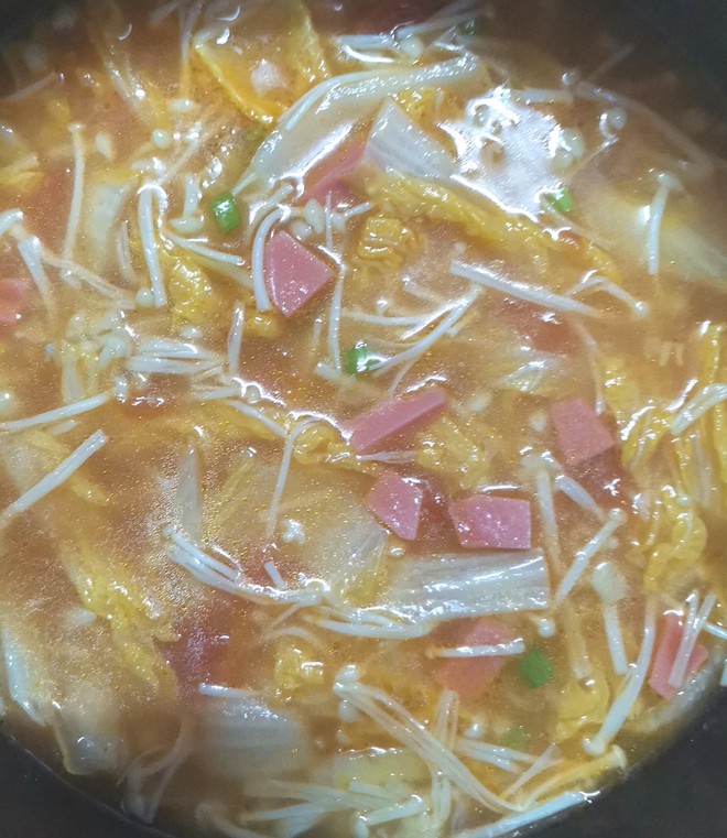 菇汤的做法金针菇洗净切段,娃娃菜洗净切条,西红柿去皮切丁,火腿切丁