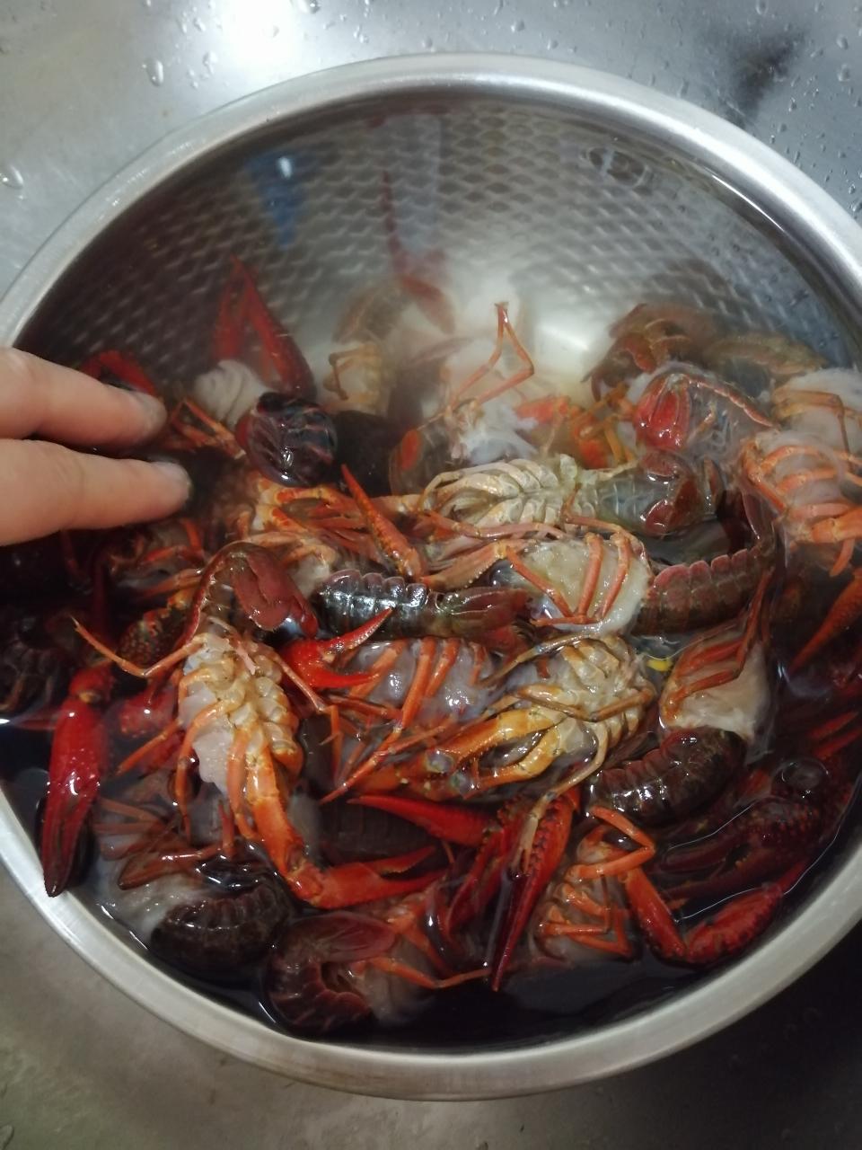 好吃到爆的蒜香小龙虾的做法 步骤2