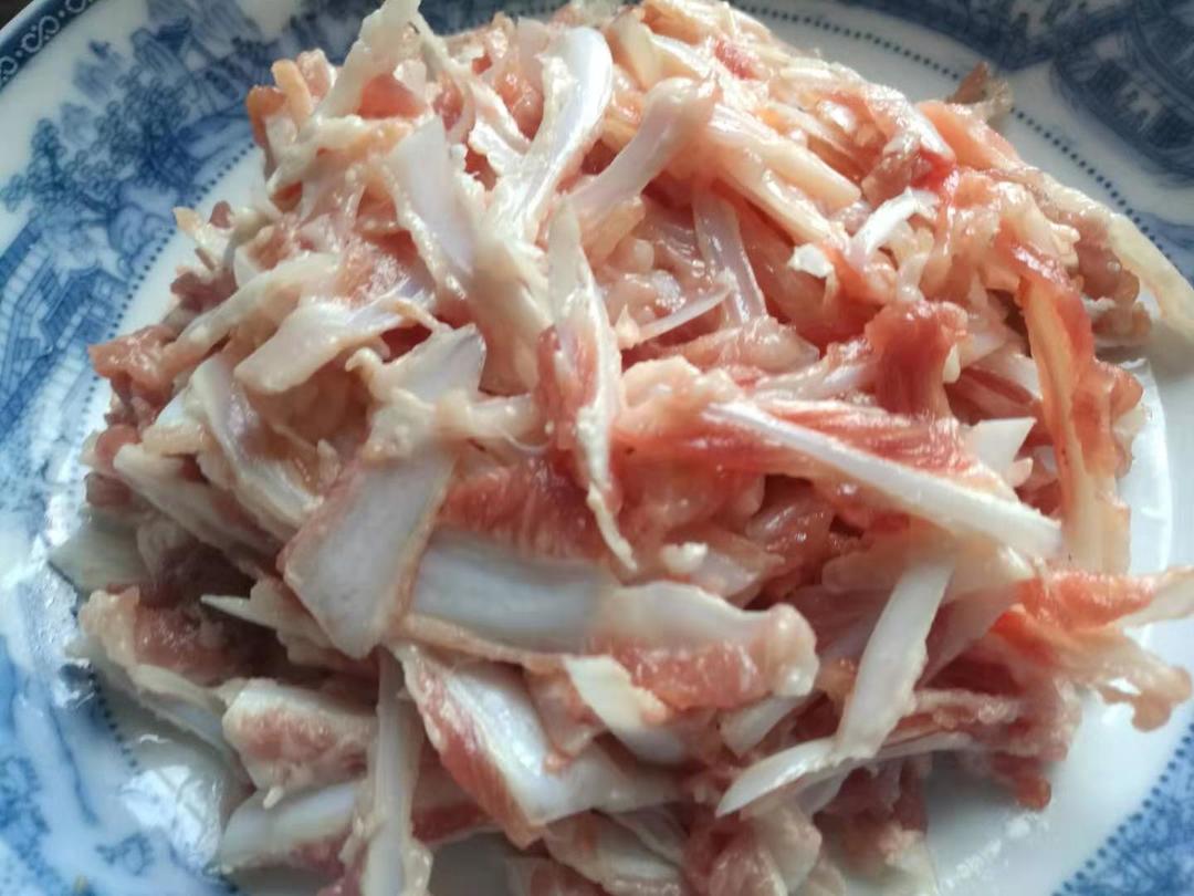 下酒好菜:辣椒炒月亮骨的做法 步骤2