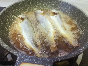 老上海味道-- 蜜汁香酥小黄鱼的做法 步骤7