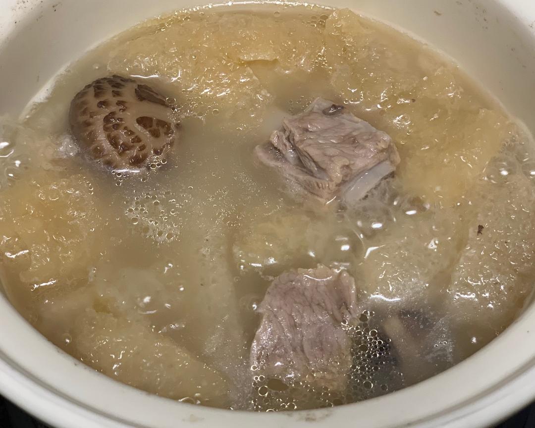 竹笙香菇排骨汤