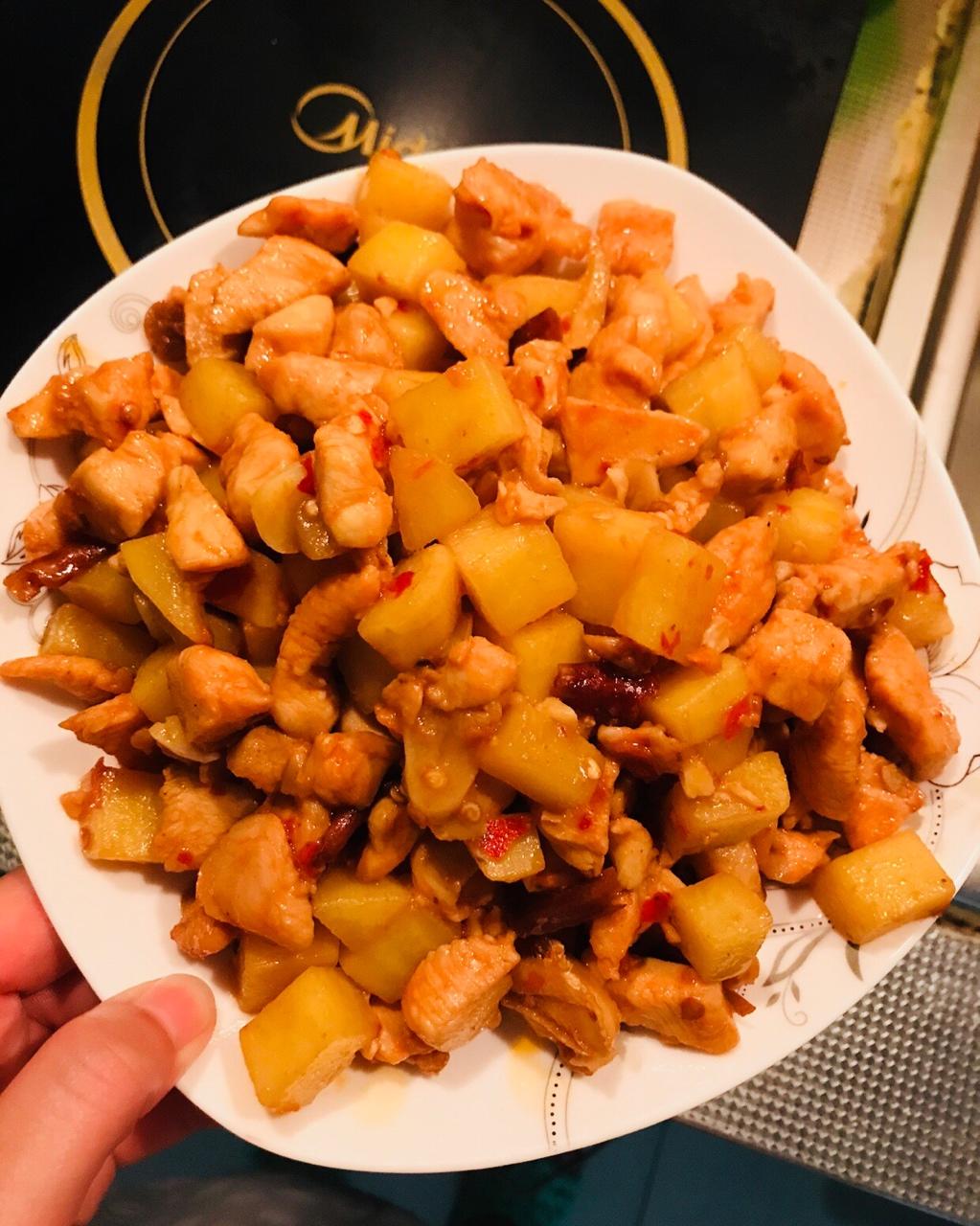 家常菜 土豆炒鸡肉 潘小菲pp做的土豆炒鸡肉