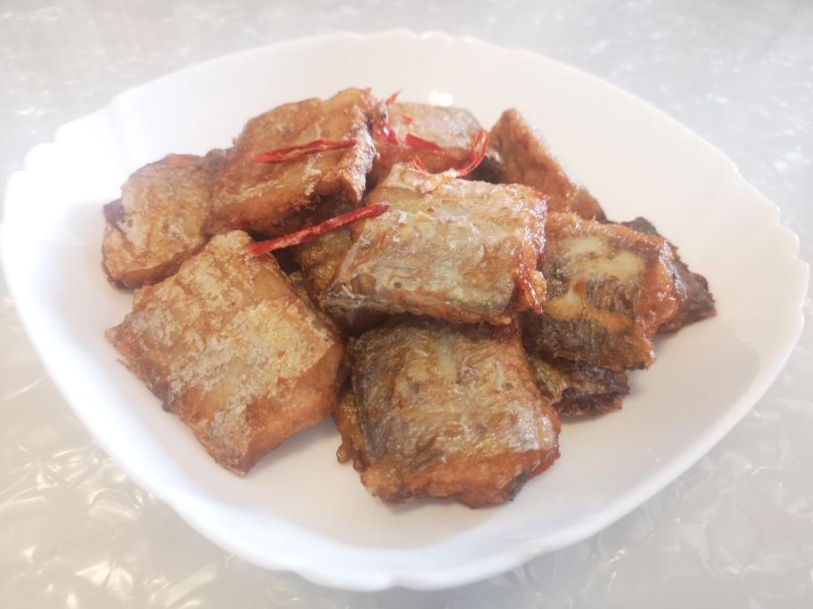 菜一枝茉莉花用料带鱼2条盐适量料酒适量蛋清2只玉米油适量干煎带鱼的