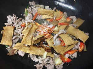 芹菜香干炒肉的做法 步骤6