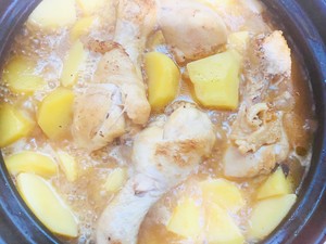 土豆鸡腿砂锅煲的做法 步骤11