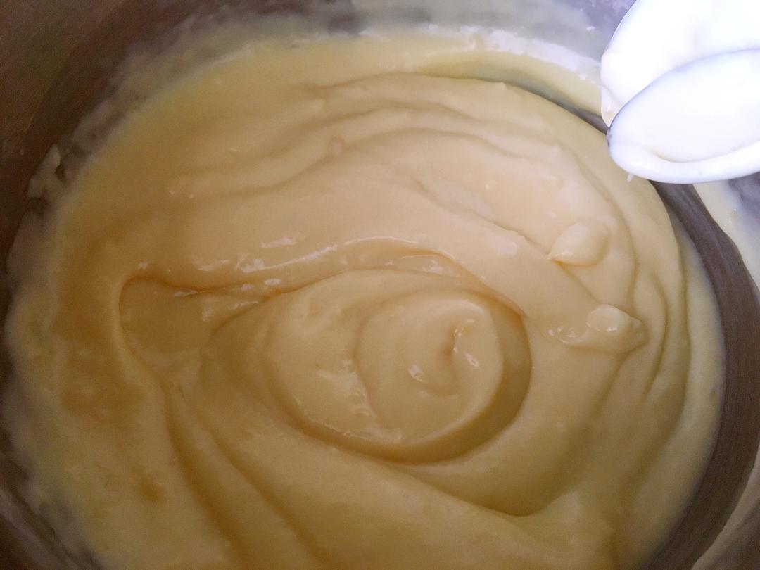 【爆浆卡仕达餐包的做法步骤图，怎么做好吃】啾啾啾啾啾-制作