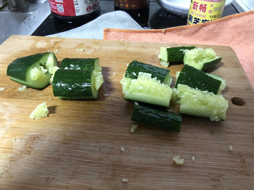 酸辣凉拌黄瓜的做法 步骤2