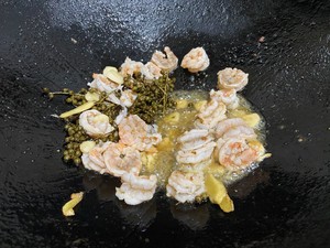 青花椒炒虾仁(江津九叶青)的做法 步骤7