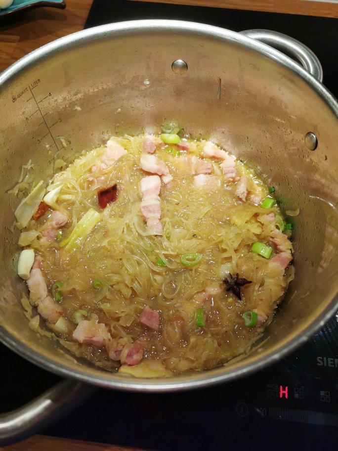 想不出吃什么好做的东北酸菜猪肉炖粉条