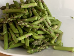 无油热炒口蘑芦笋,健康低脂餐的做法 步骤2