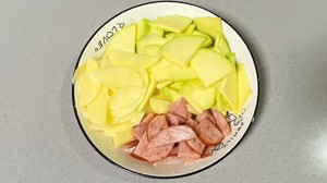 【孕妇食谱】火腿南瓜土豆片,既赏心悦目又营养丰富,美味又下饭~的做法 步骤2