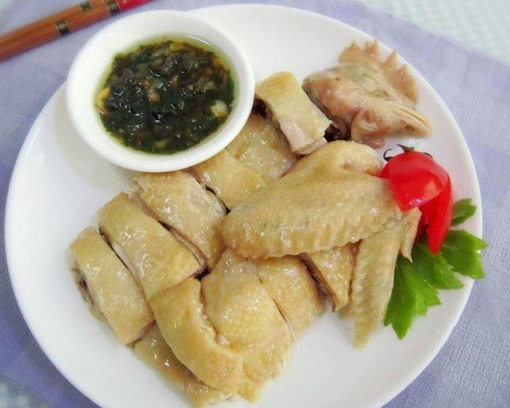 最后把鸡斩件摆盘,在食用时搭配做好的蘸汁吃就可以了.