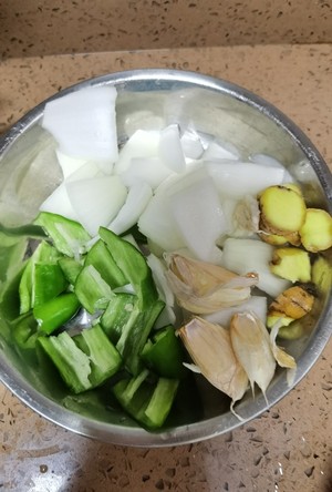 简单粗暴的海鲜大杂烩的做法 步骤3