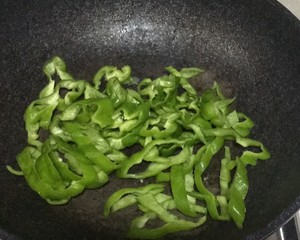 超级下饭的辣椒炒肉的做法 步骤3